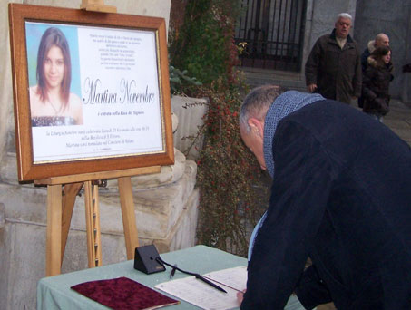 Grande folla commossa ai funerali di Martina Novembre