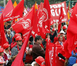 Cgil, Cisl e Uil
chiedono soluzioni alla politica:
"Siamo in una vera emergenza"