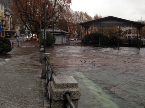 Il lago esondato a Laveno Mombello