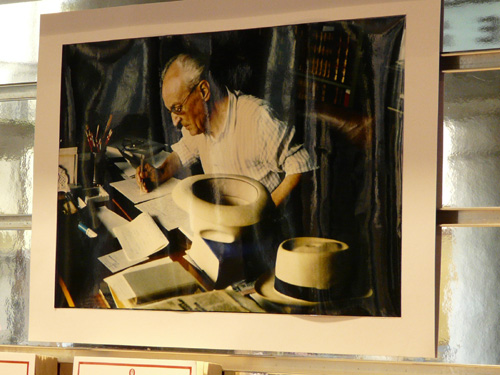 Piero chiara  nel suo studio