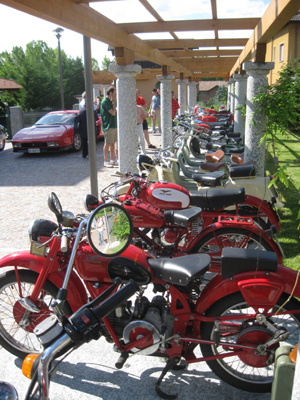 Moto d'epoca in piazza sant'alessandro