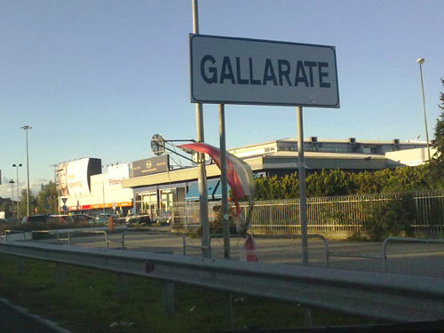 Bandiera sgualcita a Gallarate