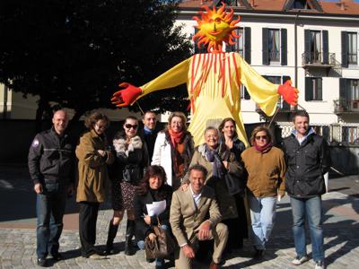 Gli organizzatori del Borgo della Cultura con i personaggi del teatro Zattera
