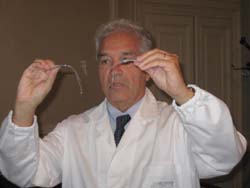 Sadro Burdo che mostra un impianto cocleare