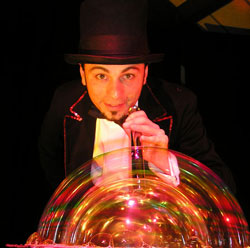 Un concerto di bolle di sapone per inaugurare la Sctaola Magica