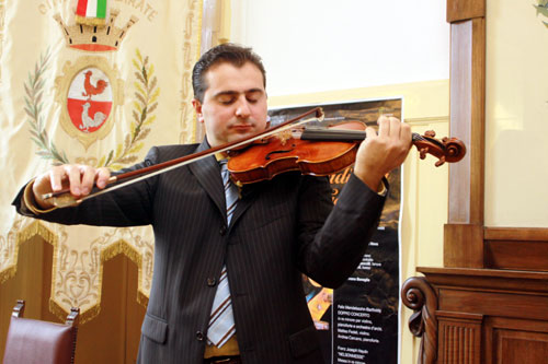 Il maestro Fedeli con lo Stradivari del 1708
