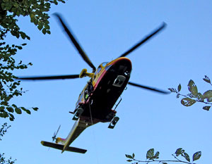schiacciata da un masso a boarezzo in valganna provincia di Varese la salvano i vigili del fuoco il soccorso alpino cnsas e il 118 del sant'anna di como