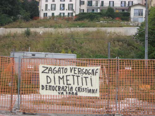 Striscione di protesta con l'assessore Zagatto in via Berni