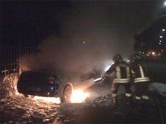 Auto in fiamme nella notte (immagini di repertorio)