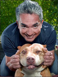 Cesar Millan, star della trasmissione "Dog whisperer" in onda su Sky