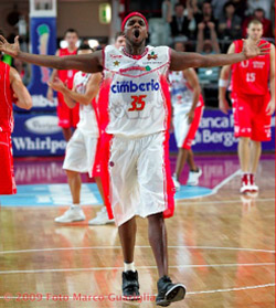 Ronald Slay è stato il grande protagonista nel derby con Milano