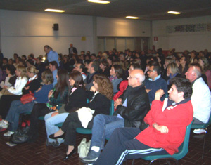 Oltre 250 persone hanno partecipato all'assemblea pubblica per salvare la scuola IV Nobembre di San Fermo