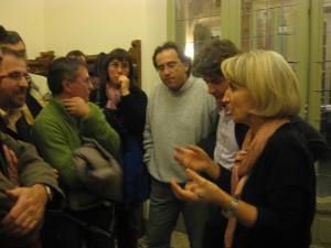 L'assessore Tomassini cerca di spiegare le sue ragioni ai genitori di San Fermo