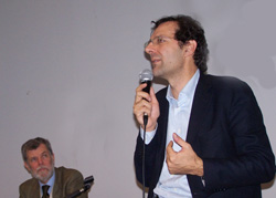 Leonardo Becchetti e Gioacchino Garofoli, docenti universitari di Economia, sono intervenuti al teatro Apollonio di Varese per i dieci anni di Banca Etica