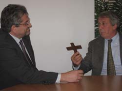 la consegna di un crocifisso al dirigente Merletti da parte del vicepresidente Bottini