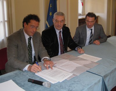 la firma dell'accordo: da sinistra Salvatore Giordano, Giorgio Angelucci, Cesare Lorenzini