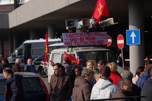 protesta lavoratori alfa romeo arese occupano autostrada 