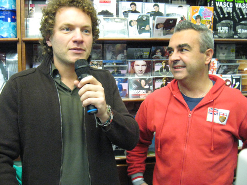 Matteo Becucci con il patron della Casa del Disco di Varese durante la visita dell'artista vincitore di XFactor