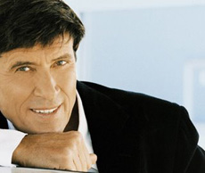 Gianni Morandi presenata il suo ultimo disco "Canzoni da non perdere"
