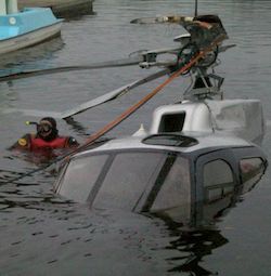 recuperato l'elicottero caduto nel lago di Varese