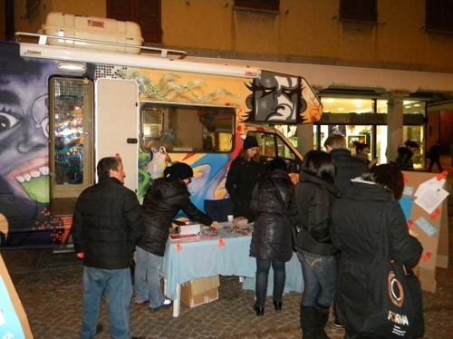 La Cooperativa Lotta contro l'emarginazione in piazza Carducci nella Giornata mondiale contro l'AIDS