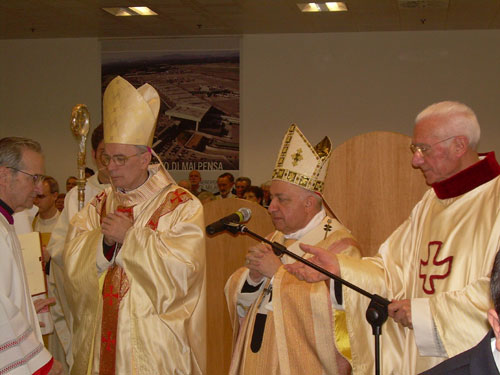 Il cardinal Dionigi Tettamanzi in visita a Malpensa