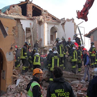 I soccorsi sul posto dell'esplosione a Borsano di Busto Arsizio