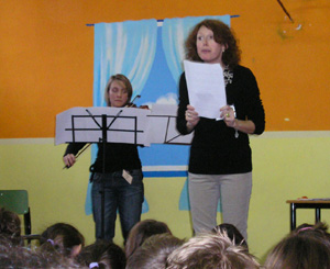 Gli alunni delle classi I, II e III della scuola primaria &ldquo;E. Toti&rdquo; &ndash; Lisanza, luned&igrave; 30 Novembre, hanno vissuto un pomeriggio particolare. In palestra li attendevano la scrittrice Rossana Girotto e la studentessa universitaria Giorgia Ferra.