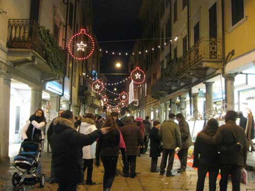 Le luci del Natale si accendono in citt&agrave;
