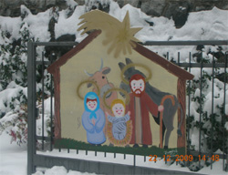 Il presepe realizzato sulla cancellata dell'elementare di Luvinate