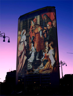 La proiezione d'arte sulla facciata del Pirelli