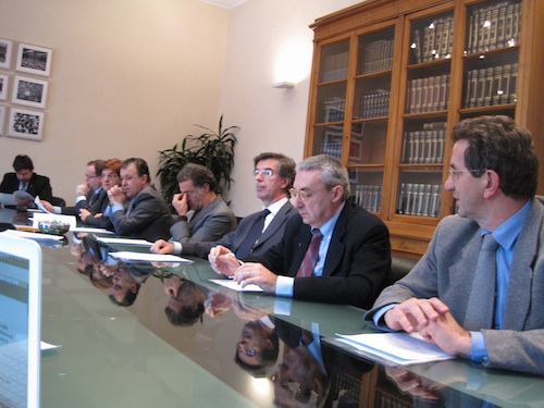 il tavolo dell'accordo contro la crisi