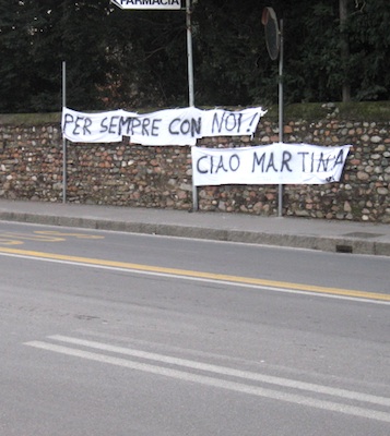 Striscioni in ricordo di martina Novembre