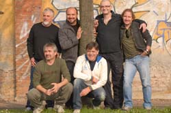 I "Nomandi" sfidano i giornalisti in una partita di calcio. Poi la musica 