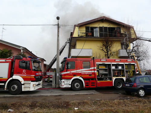 Palazzina in fiamme a Gallarate