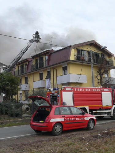 Palazzina in fiamme a Gallarate, vigili al lavoro da ore