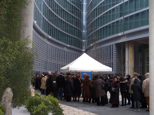 La coda per entrare a visitare il nuovo Palazzo della Regione