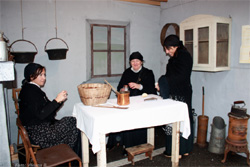 Tre donne in costume d'epoca rievocano la vita ai tempi di Sant'Antonio abate ( foto di Viviana B.)