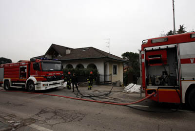 Legnaia in fiamme, bombole di gpl in salvo