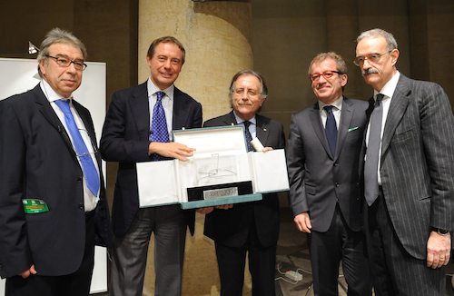 I vertici Aermacchi ricevono il premio Air press