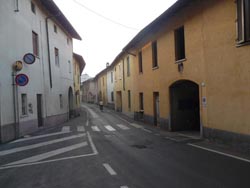 Gallarate, scoperta "fumeria" in un vicolo