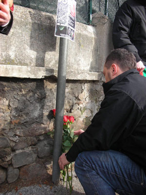 I militanti di CasaPuond Varese hanno deposto decine di rose rosse per ricordare i martiri delle foibe