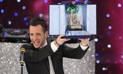 Tony vincitore della sezione "Nuova generazione" della sessantesima edizione del festival di sanremo 