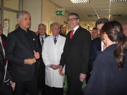 Il Presidente Formigoni con il dg Bergamaschi in visita all'hospice