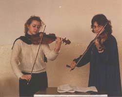 Due studentesse del Manzoni impegnate a suonare il violino