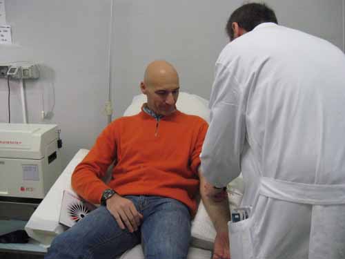 Gianluca Genoni si sottopone al prelievo di sangue