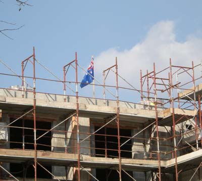 la bandiera sventola sull'hub in costruzione a Gavirate
