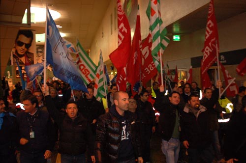duecento lavoratori in manifestazione a malpensa per lo sciopero del trasporto aereo