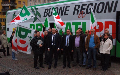 marantelli e tosi a malpensa col pullman del pd