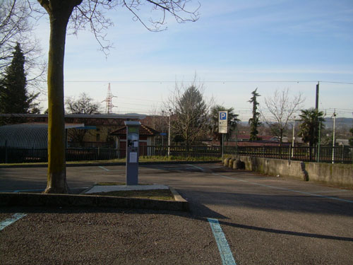 I parcheggi deserti della stazione di Barasso